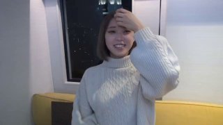 职业装性感美女被男友约到酒店发现他朋友也在说：这样好尴尬啊!半推半就一起3P,轮流干