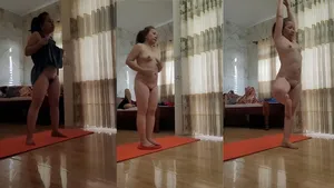 年轻飞行员静静等待女机进行裸体训练然后投入战斗