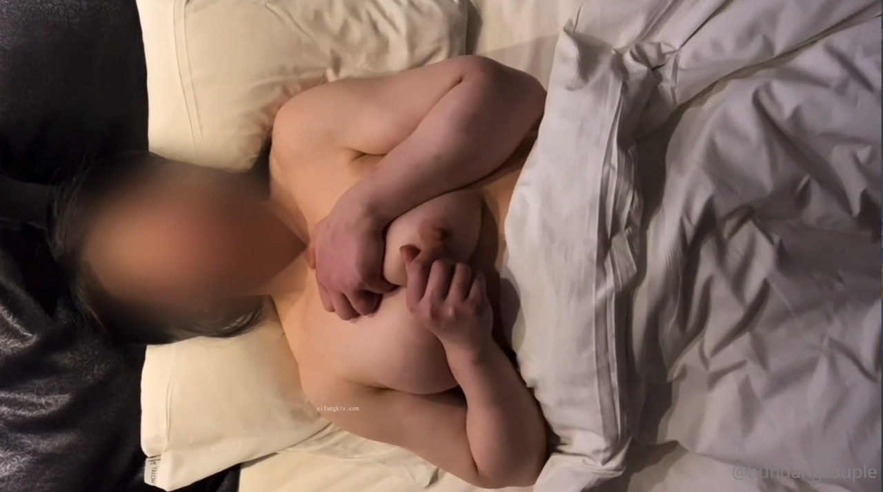 与穿着黄色内衣的可爱金发女郎激情做爱
